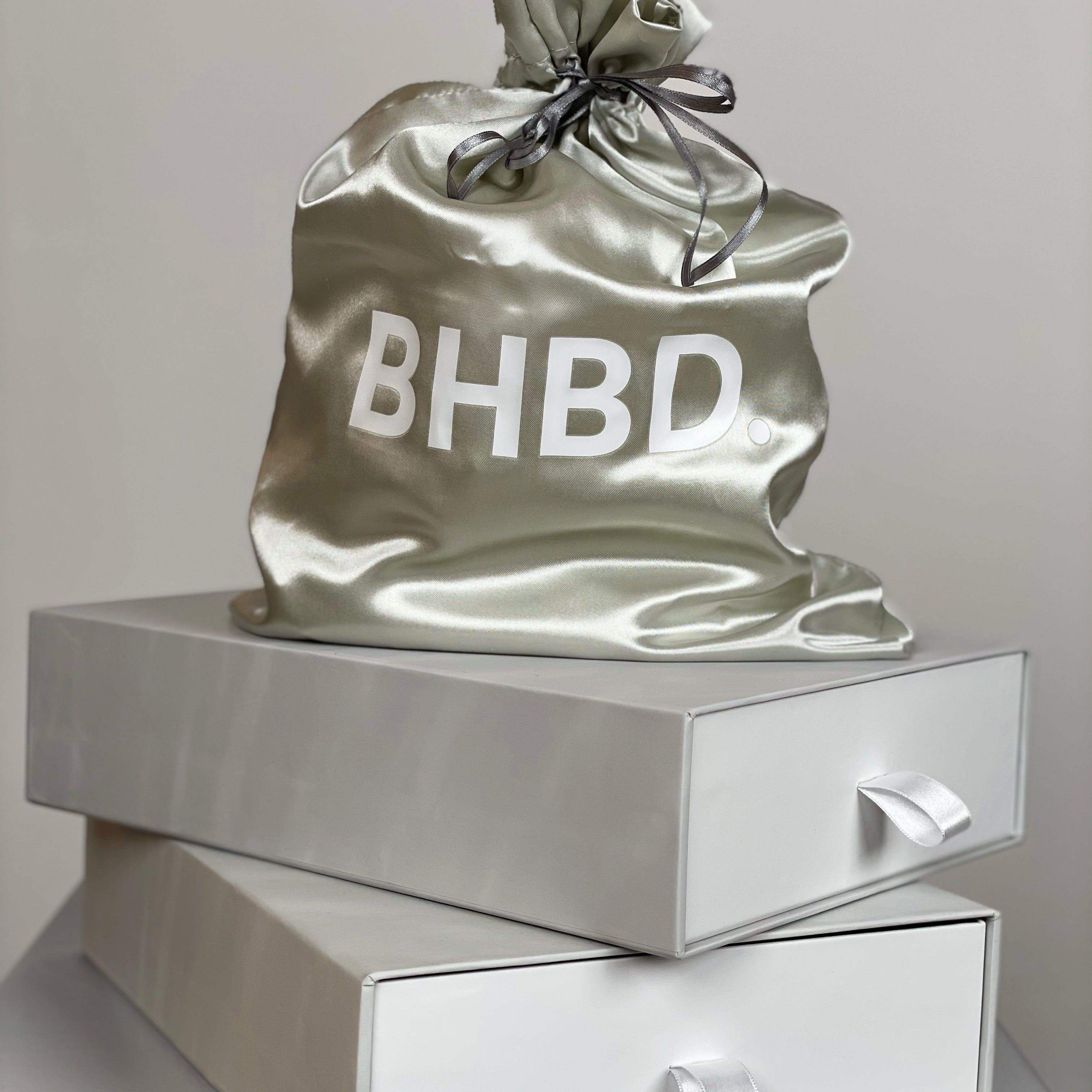 How to attach a wig?