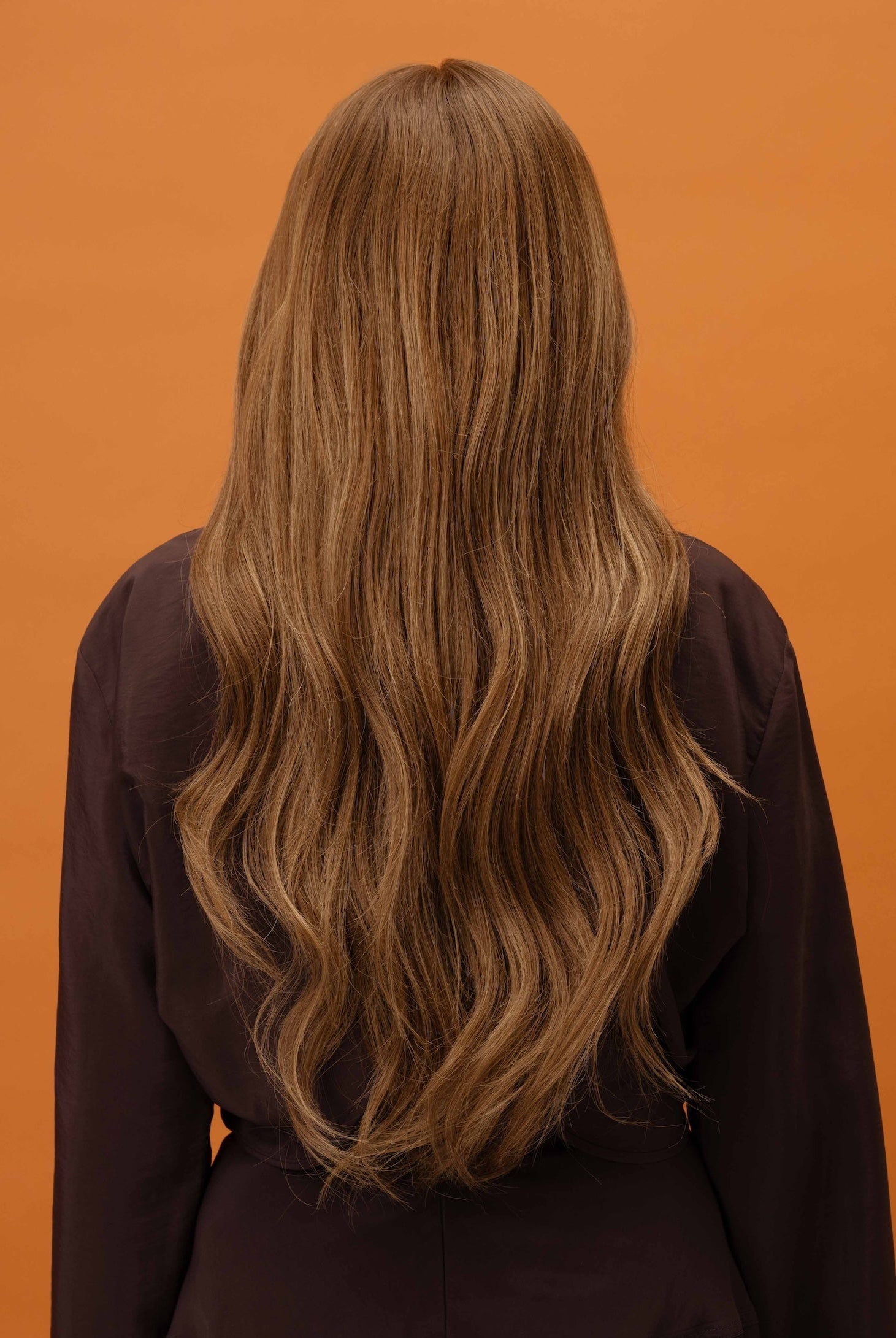 Back view on model with Elena Wig – 50cm balayage lace wig shown from the back; soft layered Remy hair with hand-tied strands.