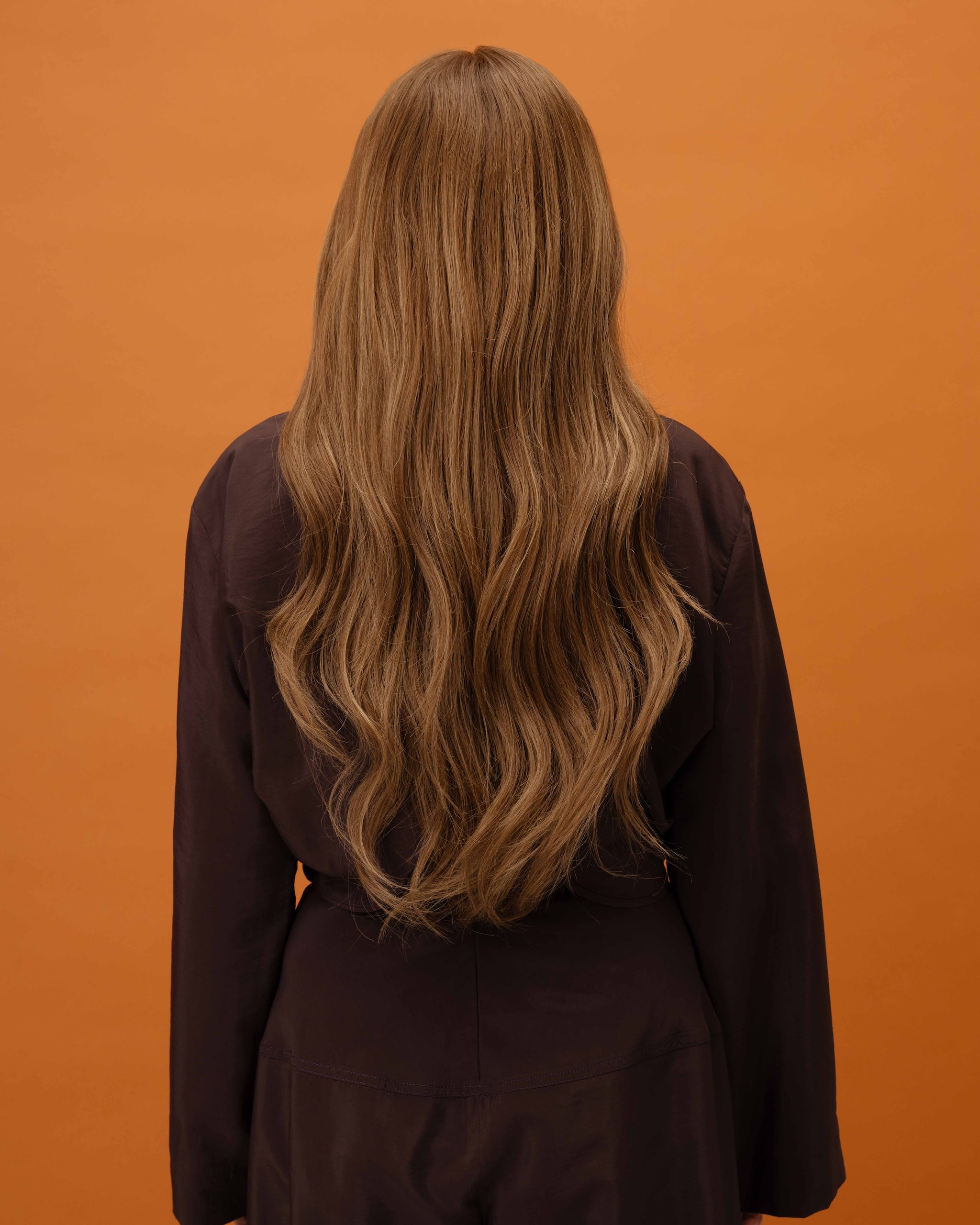 Back view on model with Elena Wig – 50cm balayage lace wig shown from the back; soft layered Remy hair with hand-tied strands.