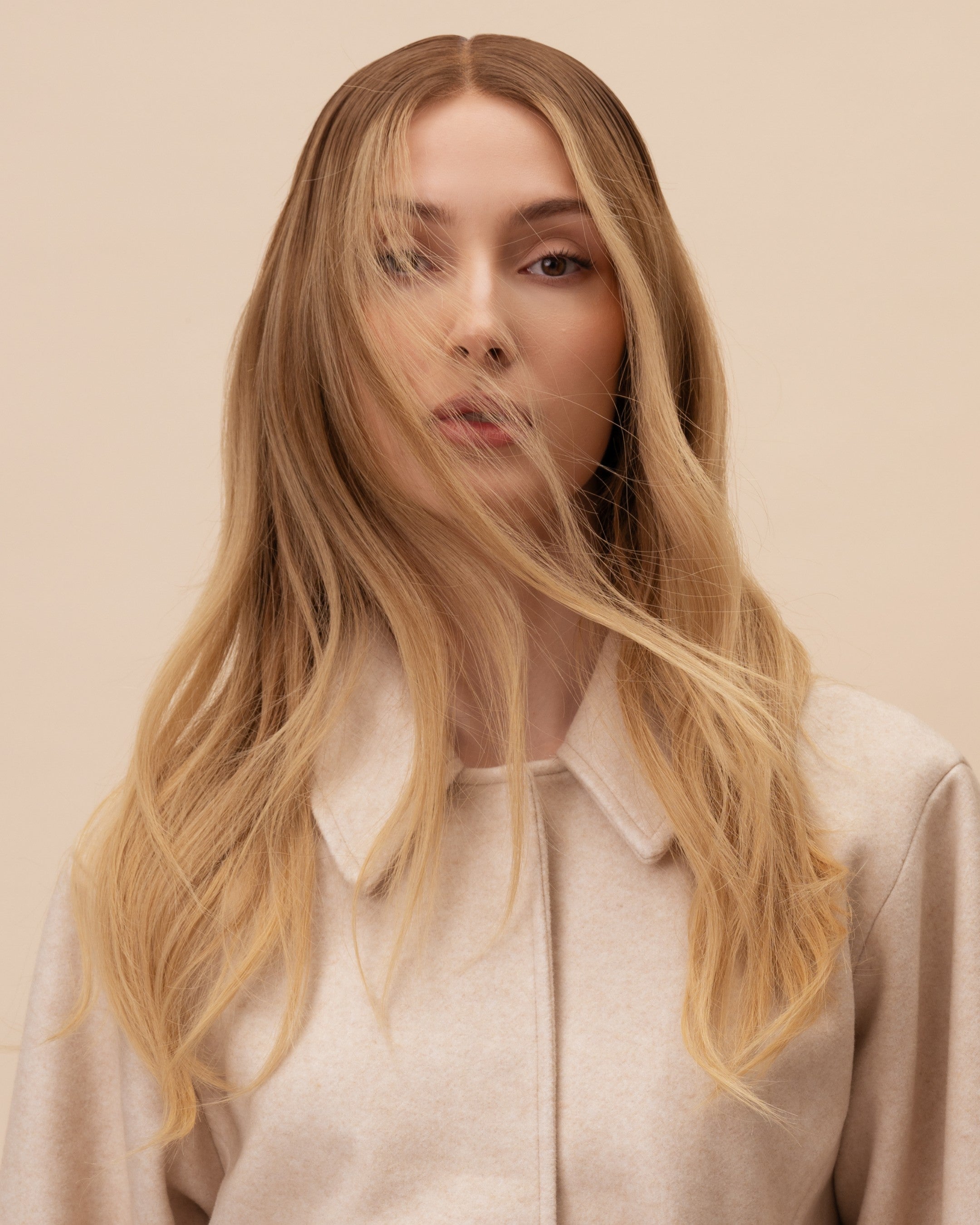 Statice Wig 40 cm medium blonde with natural golden tones and darker root, hand-tied 100% Remy human hair on HD lace, shown on model for a soft dimensional look.