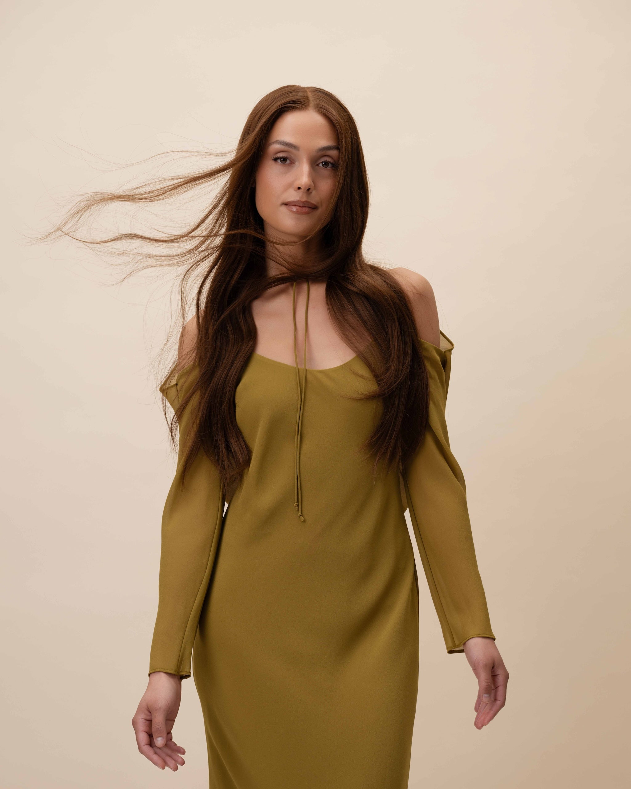 Arianna Wig – 50cm full lace wig in natural brown with warm undertones and caramel hints; 100% Remy hair with pre-plucked hairline and transparent HD lace.