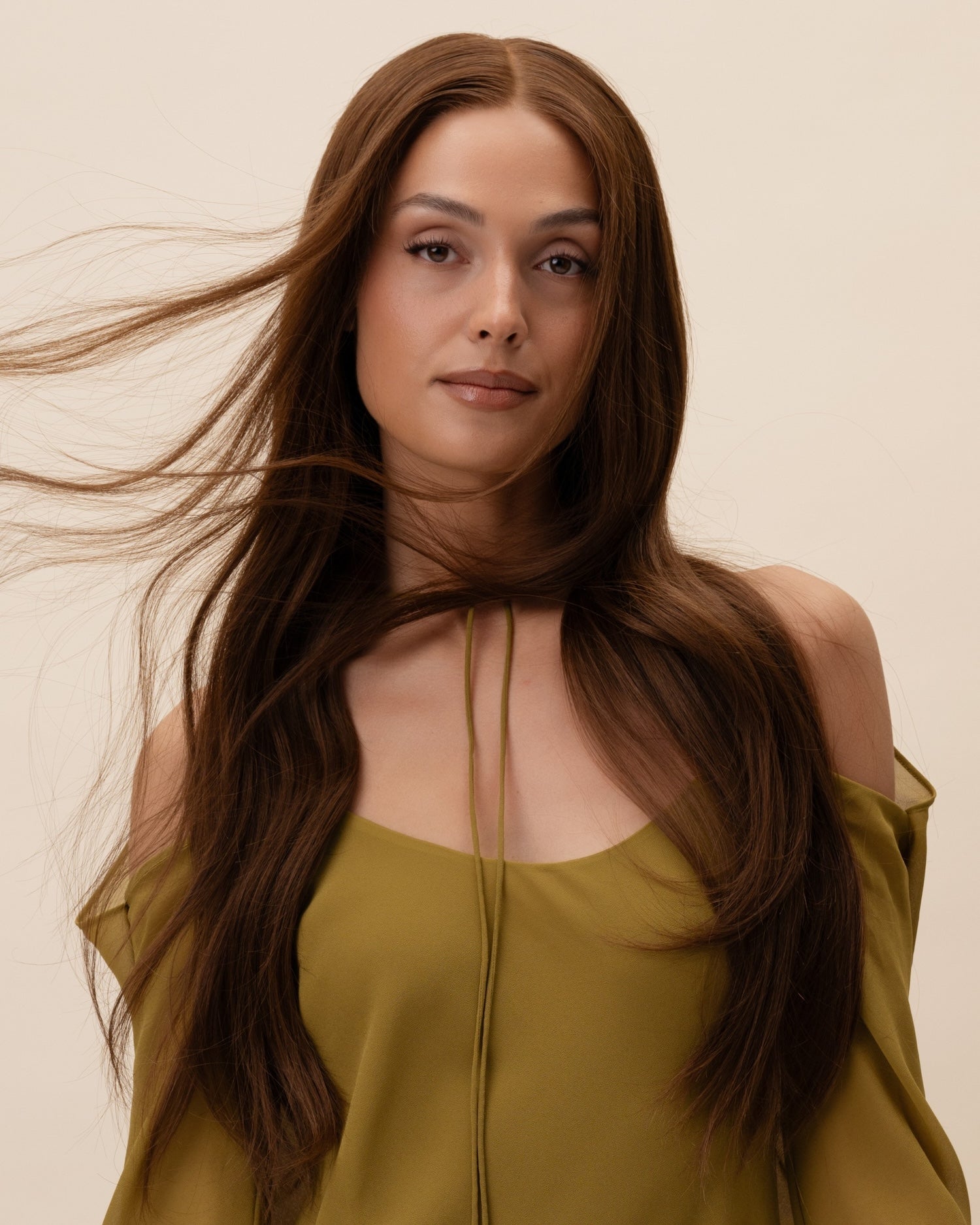 Arianna Wig – 50cm full lace wig in natural brown with warm undertones and caramel hints; 100% Remy hair with pre-plucked hairline and transparent HD lace.