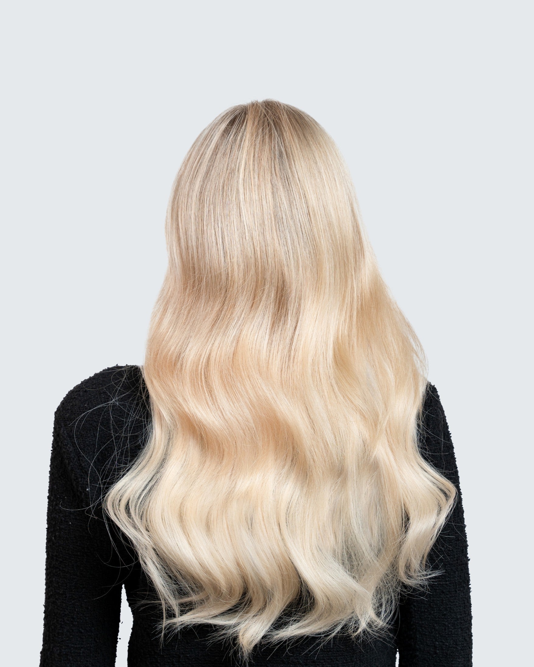 Showing beautiful blond hair from the back with Hairband 12N – Halo hair extensions in light natural blonde; fuller & longer hair in 60 seconds; 40cm/16 inch. 100% Remy hair, gentle extensions.