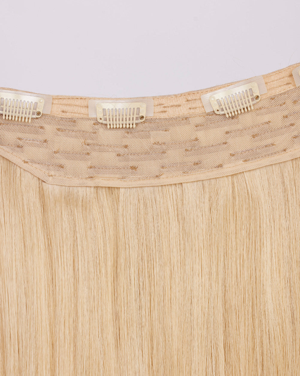 Hairband 12N – Halo hair extensions in light natural blonde showing details with the clips