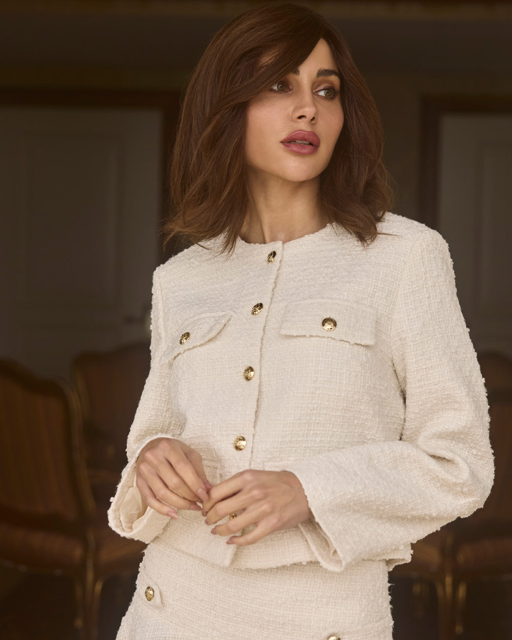 Paola Wig – 100% Remy hair full lace wig in 30cm length, hand-tied with transparent Swiss lace for a natural look. Woman wearing a BHBD Paola wig. Short wig in a natural dark brown shade.
