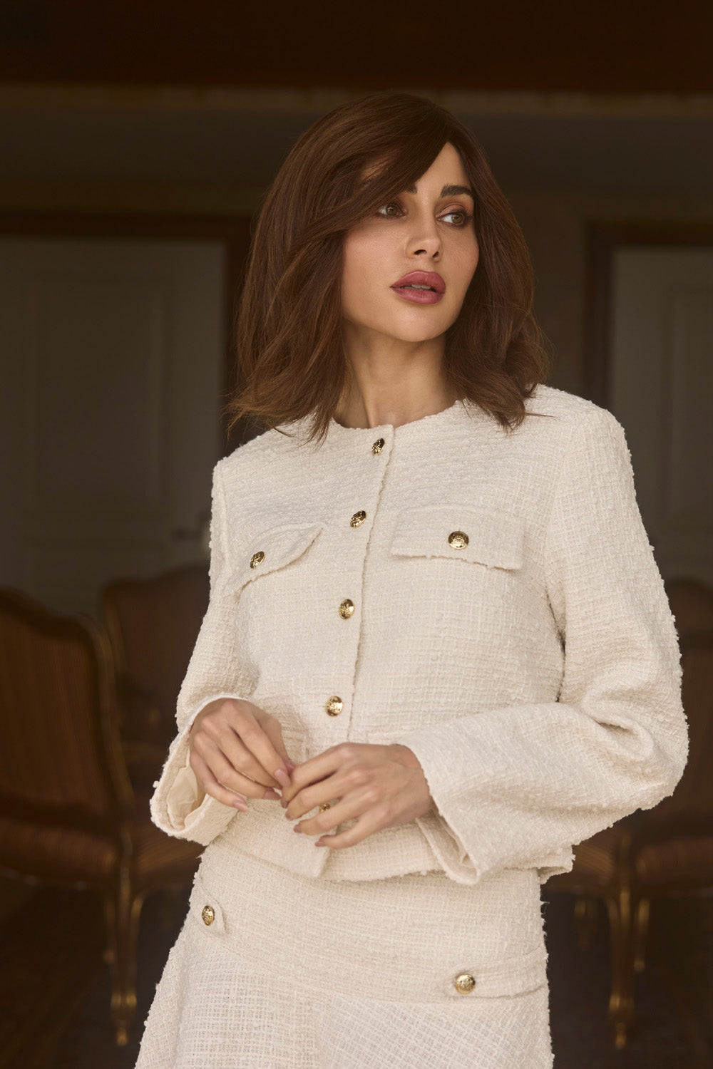 Paola Wig – 100% Remy hair full lace wig in 30cm length, hand-tied with transparent Swiss lace for a natural look. Woman wearing a BHBD Paola wig. Short wig in a natural dark brown shade.