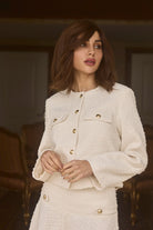 Paola Wig – 100% Remy hair full lace wig in 30cm length, hand-tied with transparent Swiss lace for a natural look. Woman wearing a BHBD Paola wig. Short wig in a natural dark brown shade.
