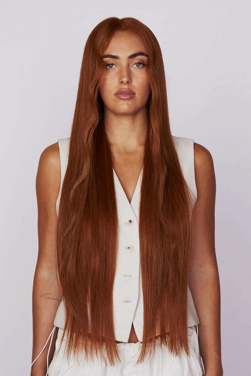  Modellen bär BHBD Thistel peruk: 65cm, Röd/kopparfärg100% äkta Remy hår av högsta kvalitet. Naturlig look med blekta knutar vid rötterna