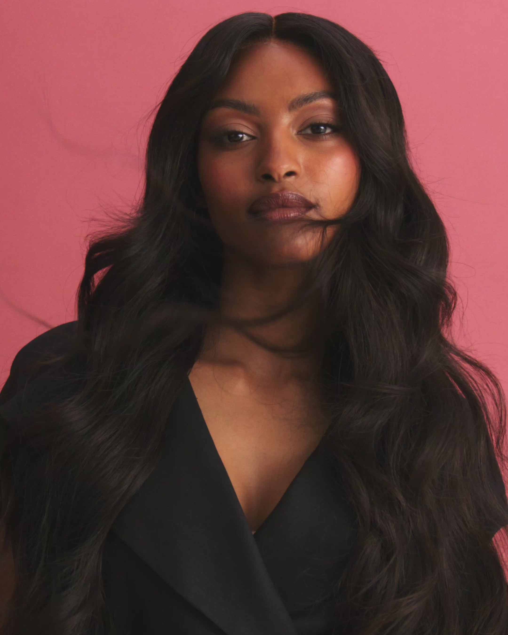 Video showcasing the Aurora Wavy Wig 65 cm – dark brown Remy human hair with soft beach waves – highlighting its movement and volume on a model.