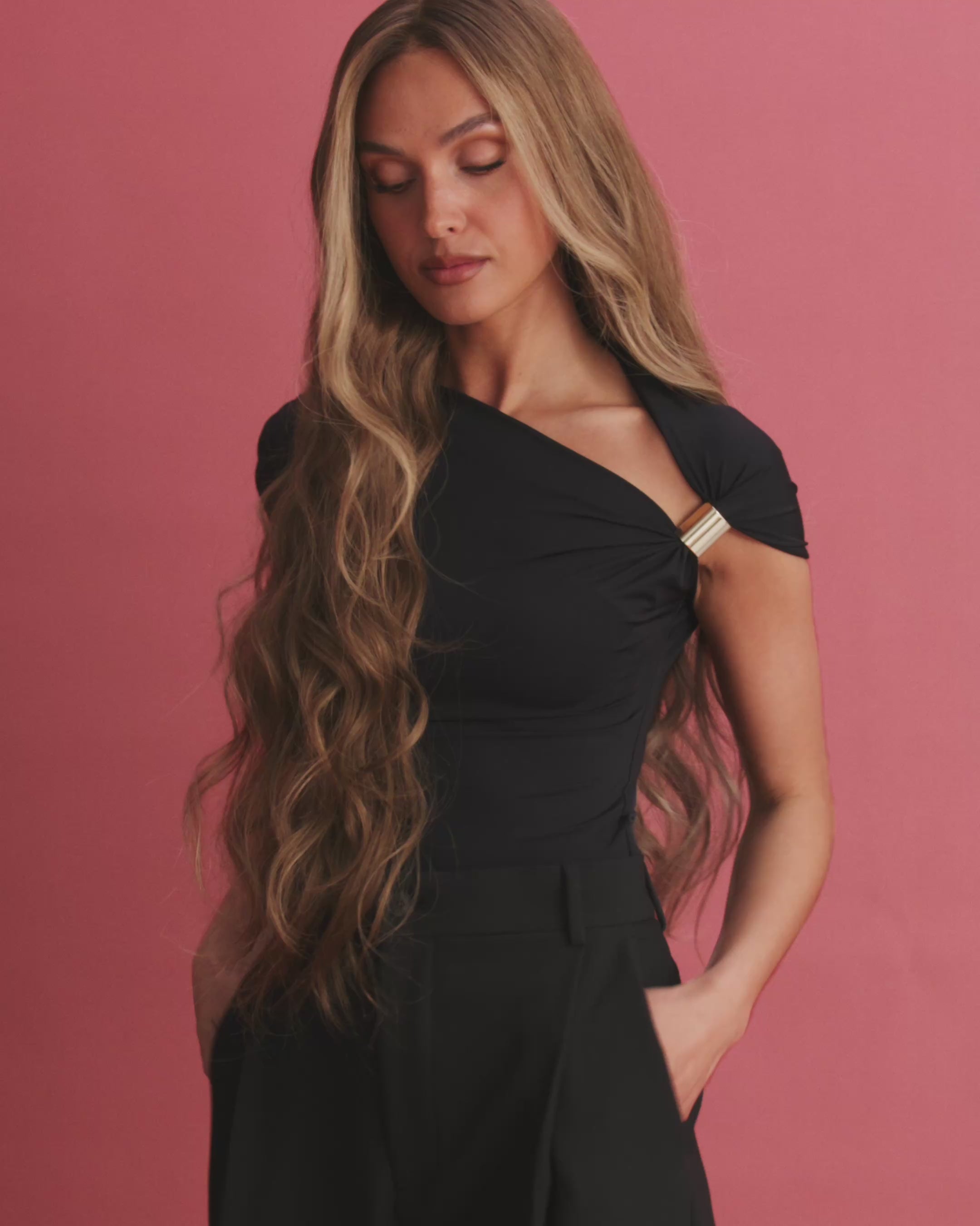 Video showcasing the Noble Nightshade Wig 65 cm – dark blonde rooted Remy human hair with softly layered lengths and money‑piece highlights – demonstrating movement and 360‑degree views for a natural look