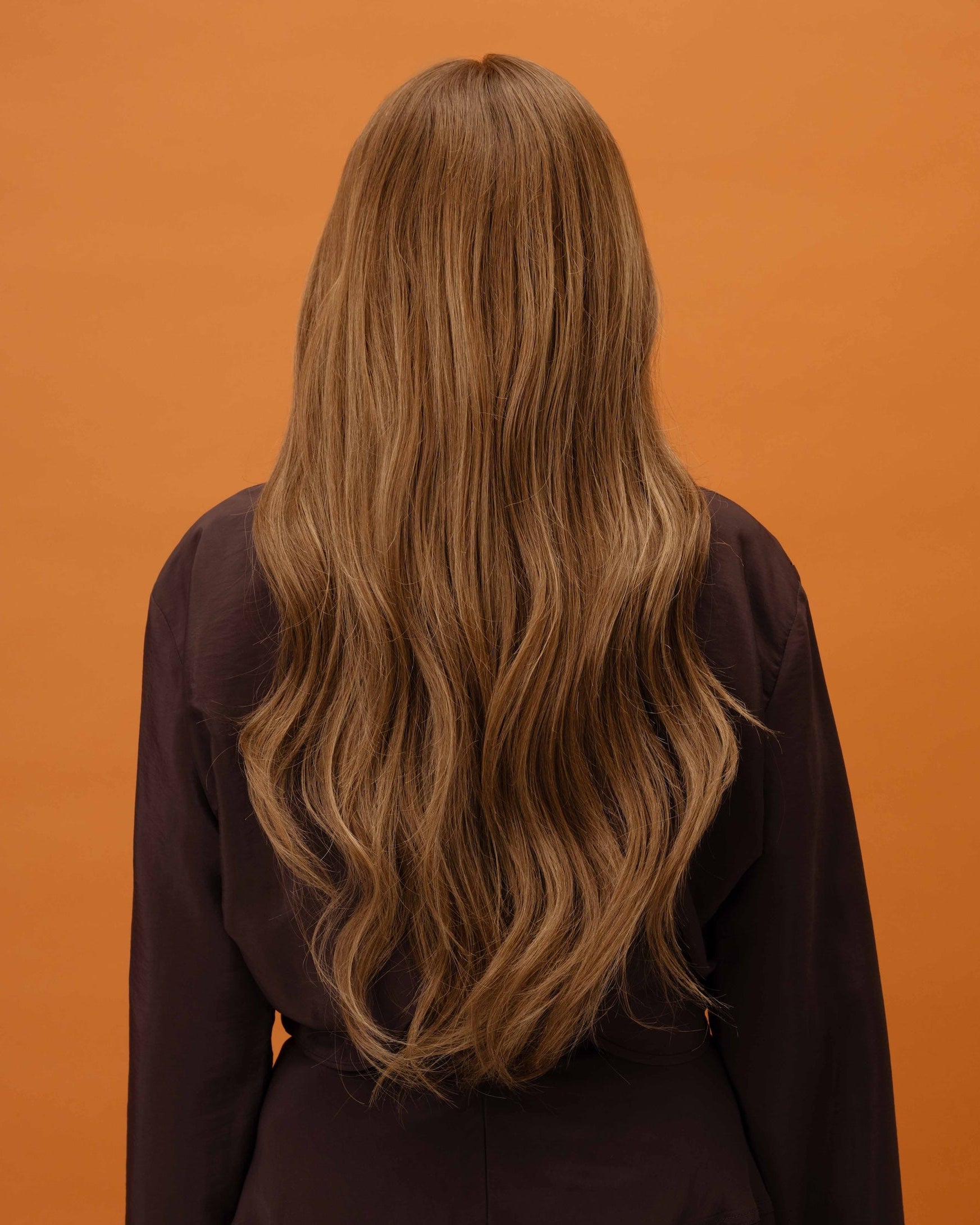 Back view on model with Elena Wig – 50cm balayage lace wig shown from the back; soft layered Remy hair with hand-tied strands.