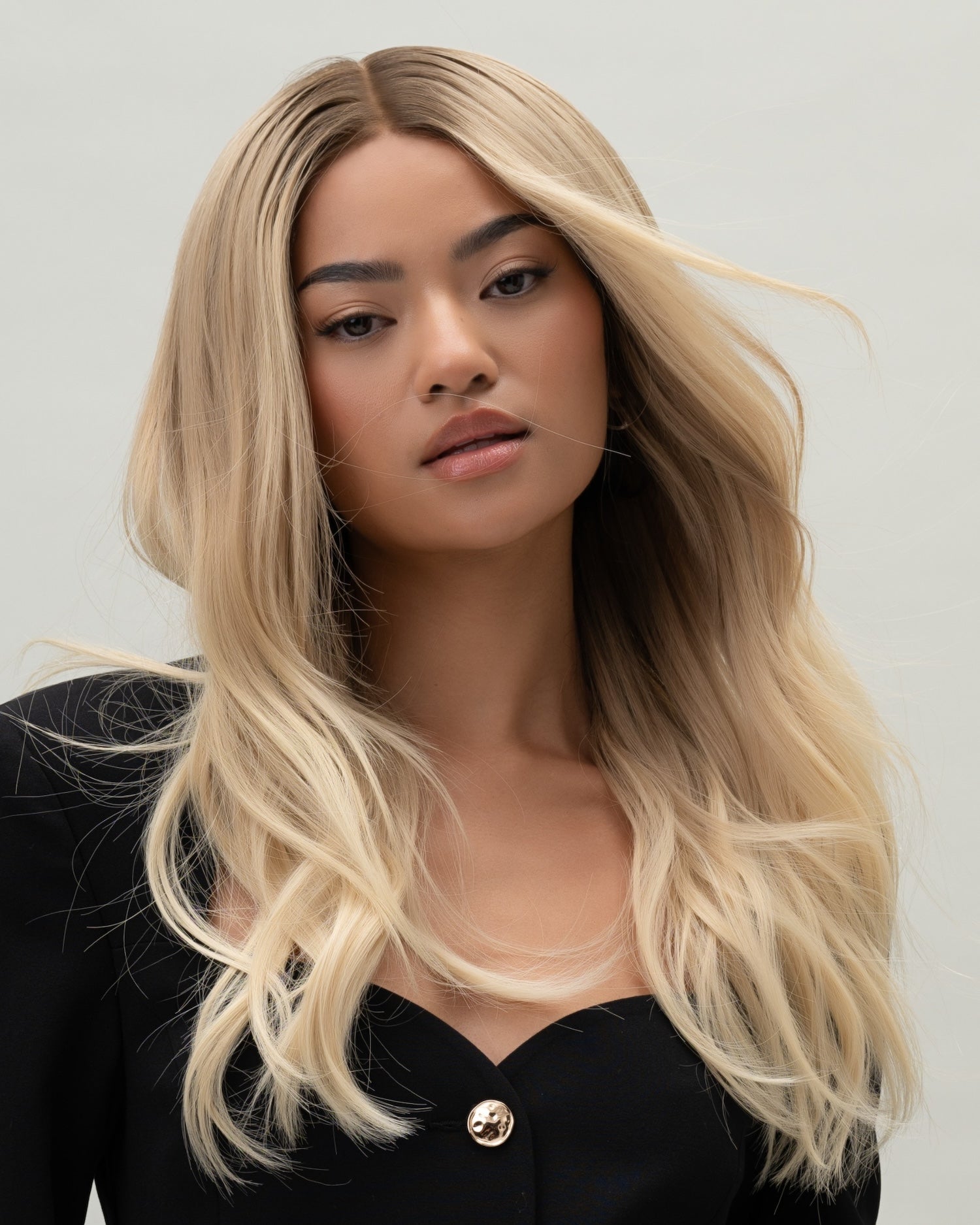 Vera Wig 40 cm light blonde with natural dark roots, hand-tied 100% Remy human hair on HD lace, shown on model for a soft and elegant look.