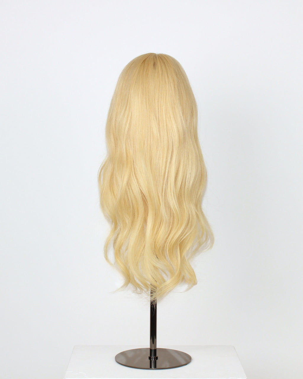 Livia Wig – 40cm light blonde Remy hair wig on mannequin, showing layered cut and lace cap design.