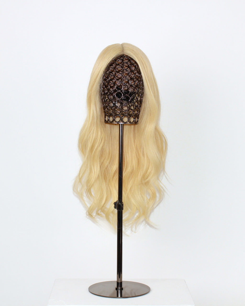 Mannequin front view: Livia Wig – 40cm full lace wig in light blonde; transparent HD lace with pre-plucked hairline for a natural scalp look.