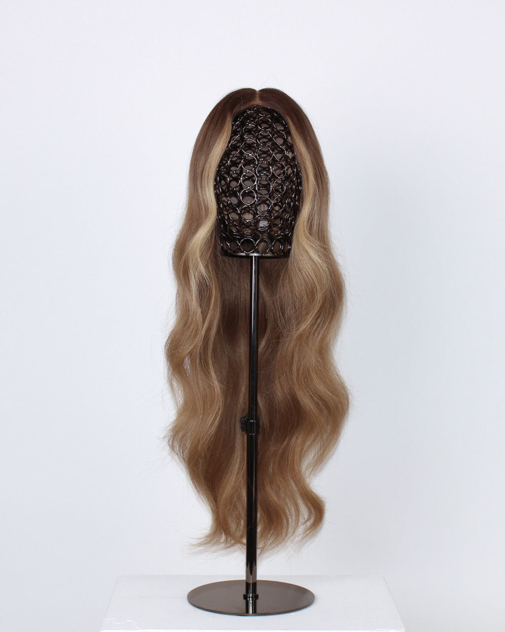 Noble Nightshade Wig 50 cm long layered human hair in natural dark blonde blend, hand-tied on transparent HD lace for realistic scalp and parting, displayed on wig stand