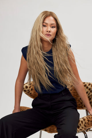 Modellen bär BHBD Scarlet Sovereign peruk: 50cm i en naturlig blond färg men en mörkblond botten och några välplacerade lowlights. Håret är i 100% Remy hår 