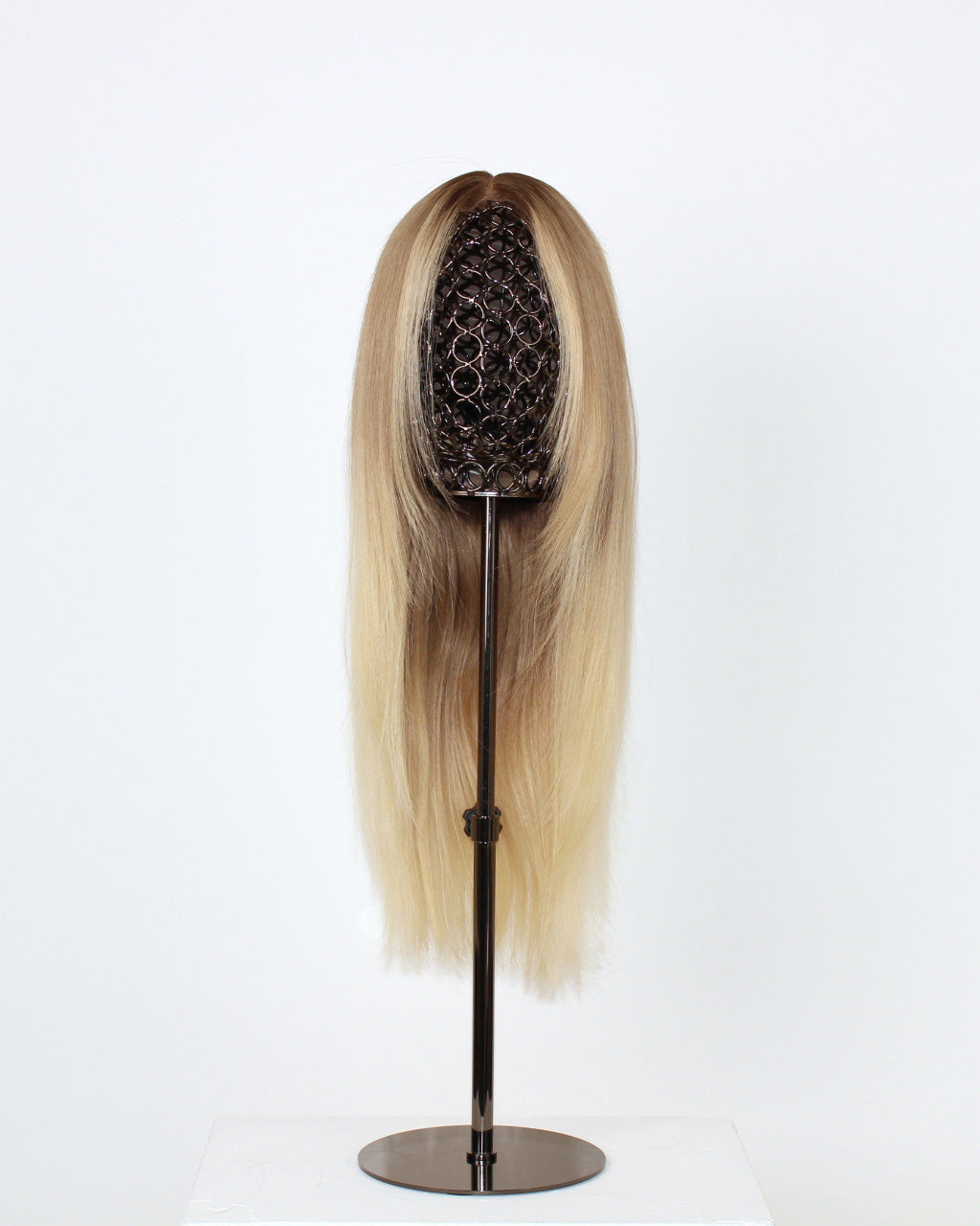 Vera Wig 40 cm light blonde Remy human hair wig with darker root, hand-tied on transparent HD lace for realistic parting, displayed on wig stand.