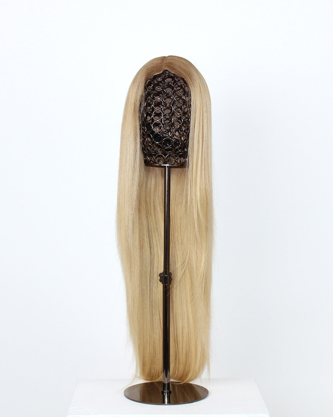 Vera Wig / 65cm – 65 cm light blonde Remy human hair wig with golden tones and darker roots, displayed on a mannequin head against a neutral background.
