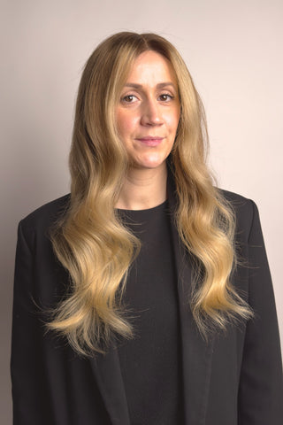 Modellen bär BHBD Static wig: 40cm, medium blond peruk med mörkare rötter och naturligt guldiga toner. En moneypiece i luggen som ramar in ansiktet. 100% äkta Remy hår av högsta kvalitet.   